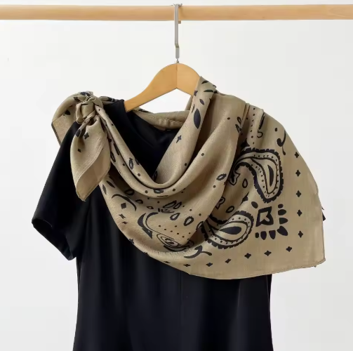 Reese Bandana Sciarpa in Maglia con Motivo Paisley