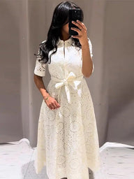 Rosie abito midi ricamato con cintura