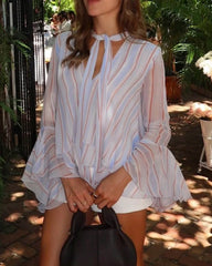 Sandra. Blusa a Righe con Volant e Fiocco al Collo