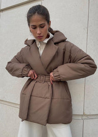 Giacca imbottita Thalia con cintura